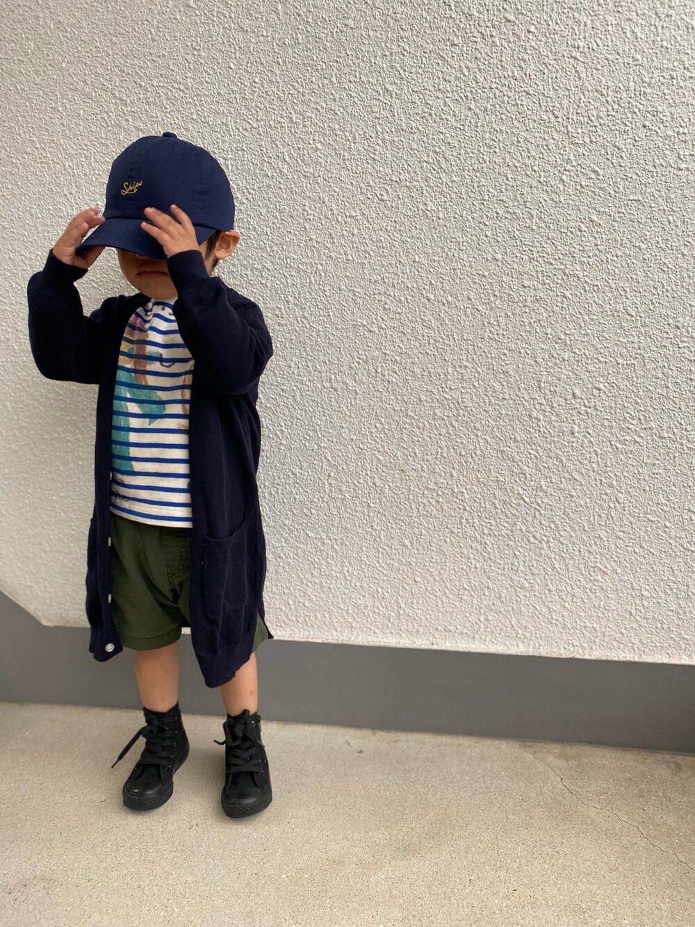 「カーディガン、キャップ、ショートパンツ、3歳、キッズコーデ、ハイカットスニーカー、ロングカーディガン、ボーダートップス、男の子、CNVERSE」｜「SHIPSのSHIPS KIDS:ベビー ワンポイント ロゴ キャップ（キャップ、ブルー系）」を使った、P×Kさん（キッズ・90cm）の秋コーディネートの1枚目の写真