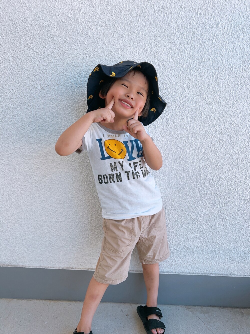 「男の子、4歳、夏コーデ、カジュアル、バケットハット、フルーツ柄、Tシャツ、リンガーTシャツ、ハーフパンツ、サンダル、スポーツサンダル、petitmain、DENIM DUNGAREE、quoti use fith、New Balance」｜「petit mainのフルーツ刺繍バケットハット（ハット、ブルー系）」を使った、P×Kさん（キッズ・100cm）の夏コーディネートの1枚目の写真
