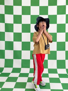 「PAIRMANON STREET（ペアマノンストリート）のマルチファンクション 吸水速乾 ストレート 切り替え パンツ【PAIRMANON STREET】（その他パンツ、レッド系）」を使った、P×Kさん（キッズ・120cm）の春コーディネート