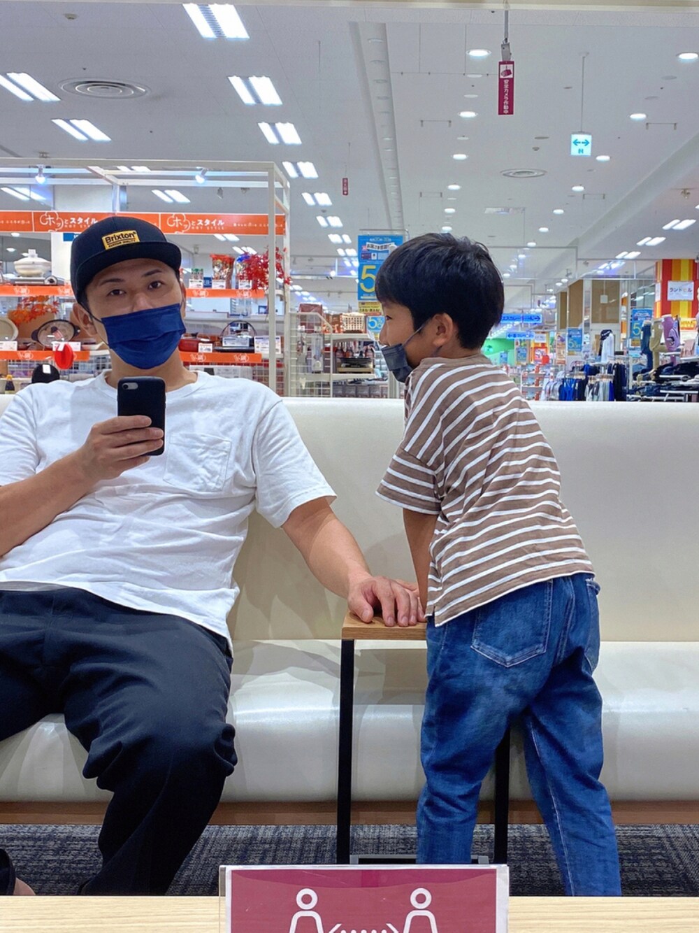 「デニム、キャップ、Dickies、休日スタイル、ラフ、男の子、親子コーデ、テーパードデニム、ボーダーTシャツ、白Tシャツ、ツイルパンツ」｜「LOWRYS FARMのＵＳＡボーダーＳＳ　886106（Tシャツ/カットソー、グリーン系）」を使った、P×Kさん（キッズ・110cm）の秋コーディネートの1枚目の写真