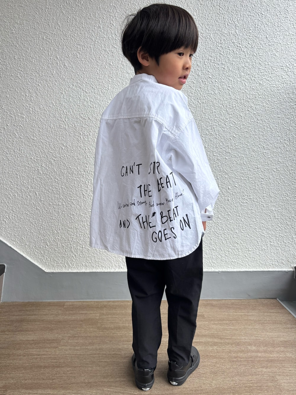 「男の子、6歳、幼稚園、幼稚園コーデ、卒園式、卒園式コーデ、春めき満開コーデ、春コーデ、フォーマル、バンドカラーシャツ、白シャツ、蝶ネクタイ、スラックス、ローファー」｜「GROOVY COLORSのダンプバンドカラー BIG シャツ（シャツ/ブラウス、ホワイト系）」を使った、P×Kさん（キッズ・110cm）の春コーディネートの1枚目の写真
