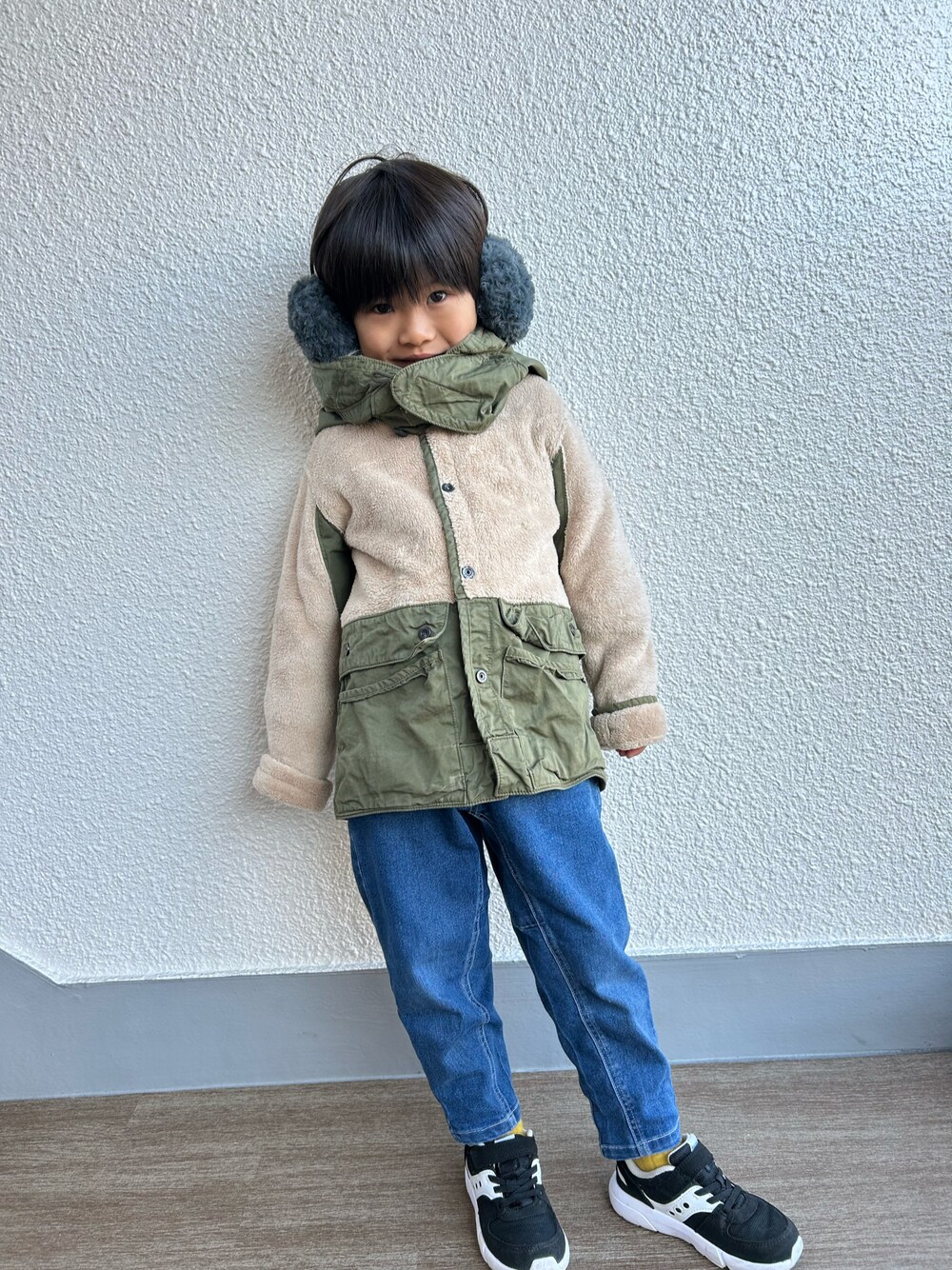 「男の子、6歳、幼稚園、幼稚園コーデ、冬コーデ、カジュアル、アウター、デニム、スニーカー」｜「DENIM DUNGAREEのアイテム（ジャケット/アウター、グリーン系）」を使った、P×Kさん（キッズ・110cm）の冬コーディネートの1枚目の写真