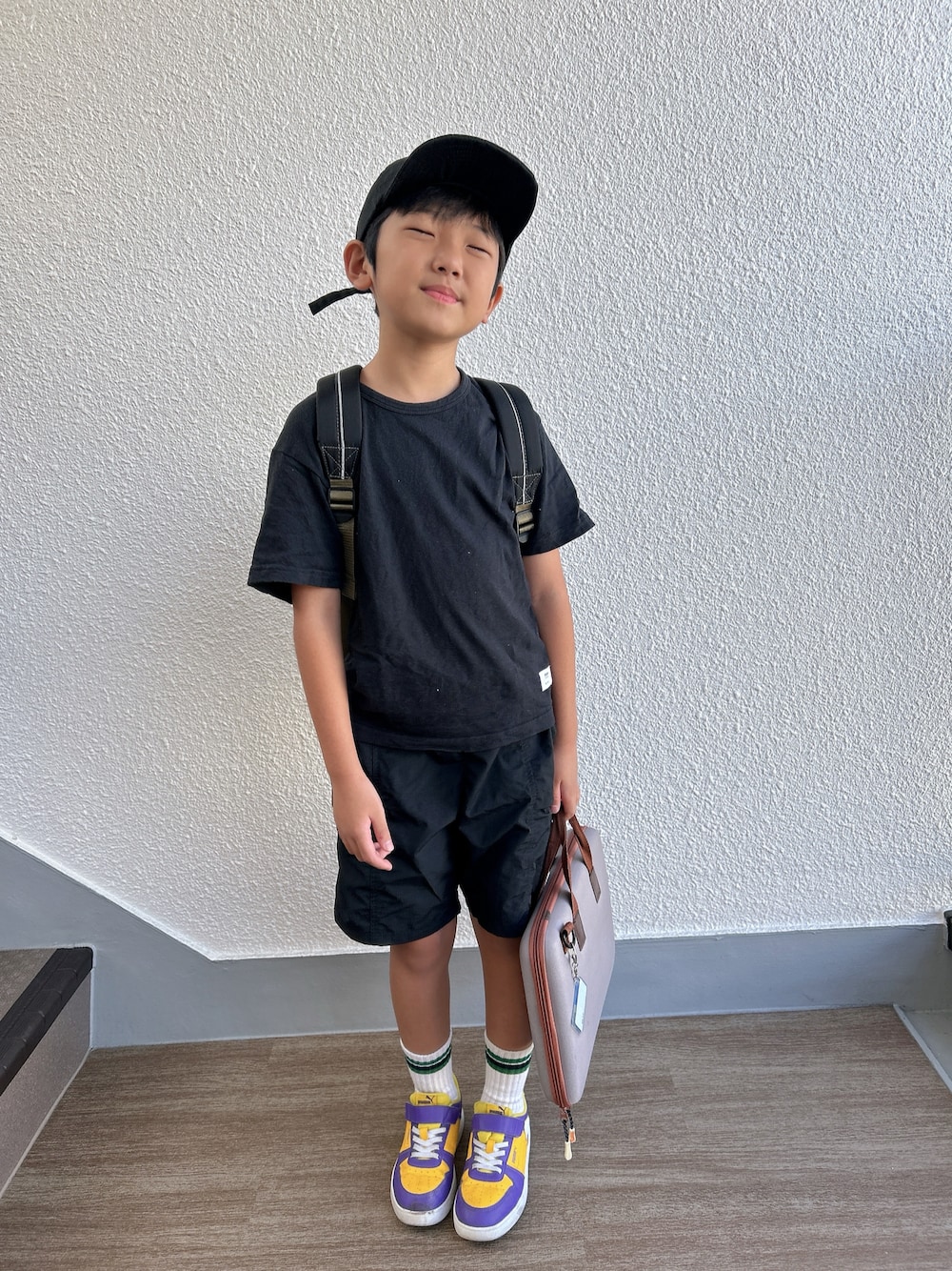 「男の子、小学生、シンプルコーデ、シンプル、ワントーン、キャップ、無地T、水陸両用パンツ、黒パンツ、リュック、ラインソックス、カラースニーカー」｜「FITHのアイテム（キャップ、ブラック系）」を使った、P×Kさん（キッズ・132cm）の秋コーディネートの1枚目の写真