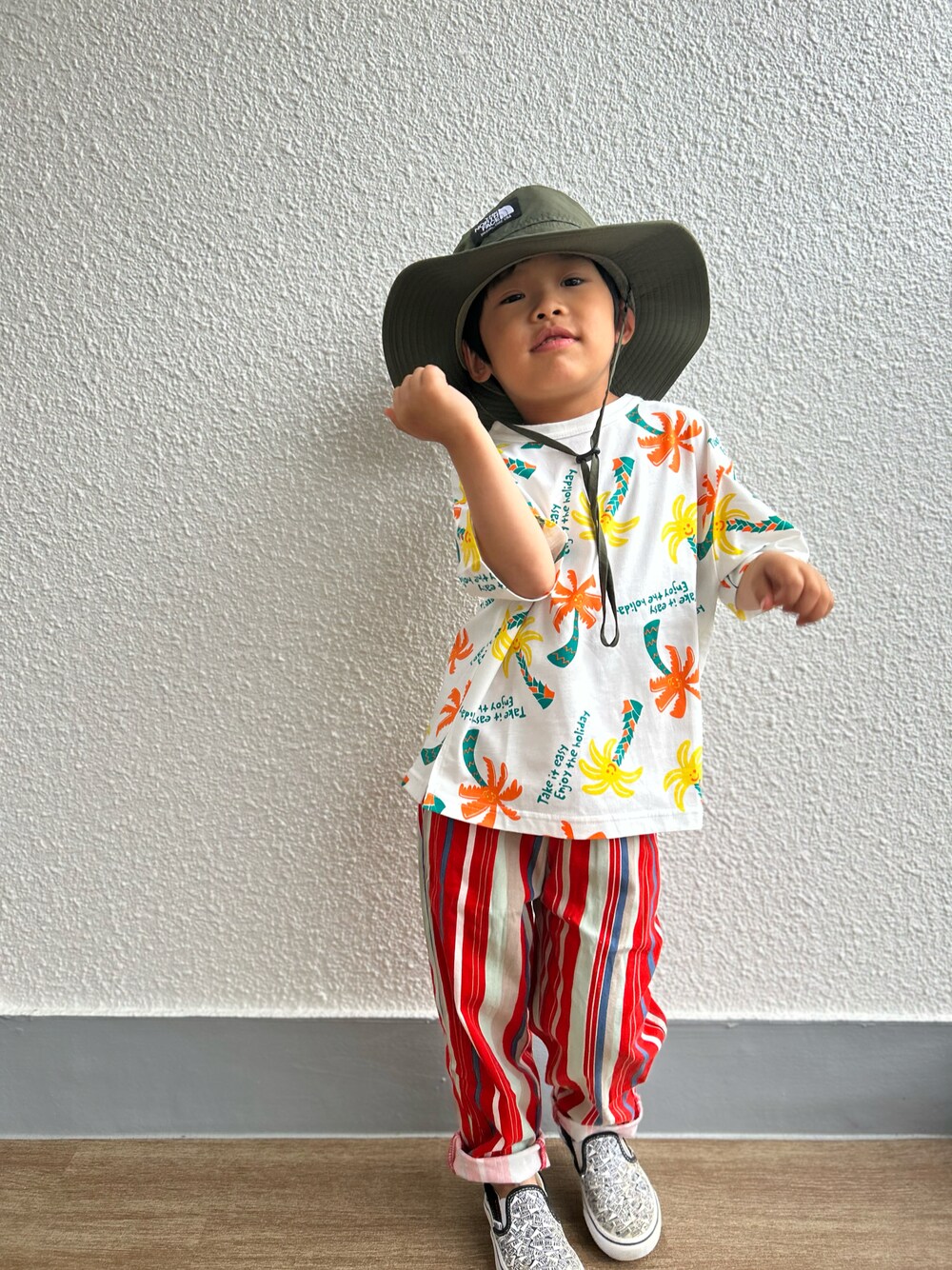 「男の子、5歳、夏コーデ、POP、ホライズンハット、派手柄、ヤシの木柄、Tシャツ、柄パンツ、スリッポン、make your day、PR」｜「THE NORTH FACEのTHE NORTH FACE Horizon Hat NN02336（ハット、グリーン系）」を使った、P×Kさん（キッズ・100cm）の春コーディネートの1枚目の写真