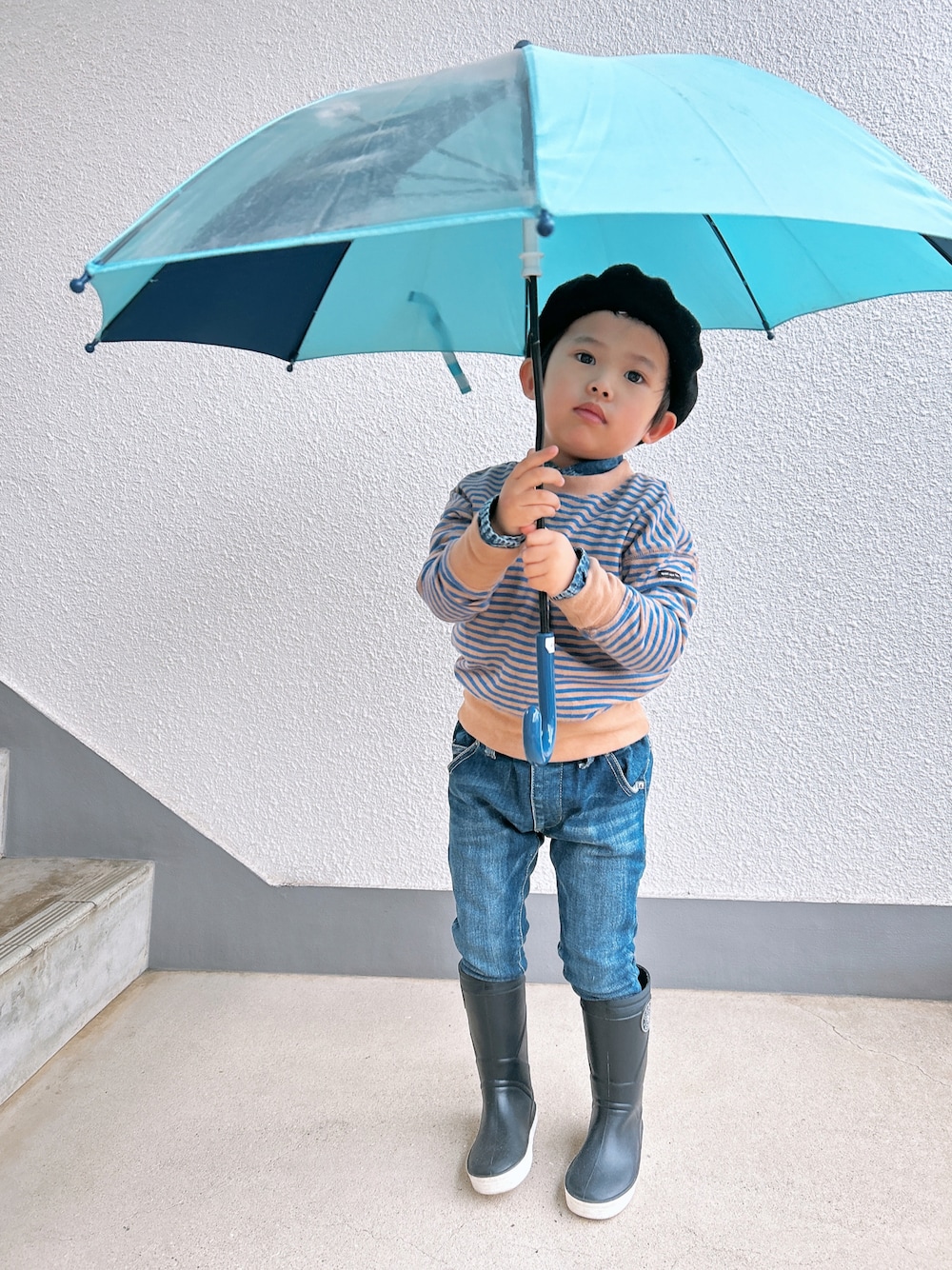 「男の子、4歳、レイヤードスタイル、雨の日、雨の日コーデ、傘、ボーダートップス、デニムシャツ、デニム、デニムパンツ、レインブーツ、quoti use fith」｜「Ampersandの無地ベレー帽（ハンチング/ベレー帽、ブラック系）」を使った、P×Kさん（キッズ・90cm）の春コーディネートの1枚目の写真
