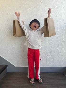 「PAIRMANON STREET（ペアマノンストリート）のマルチファンクション 吸水速乾 ストレート 切り替え パンツ【PAIRMANON STREET】（その他パンツ、レッド系）」を使った、P×Kさん（キッズ・120cm）の春コーディネート