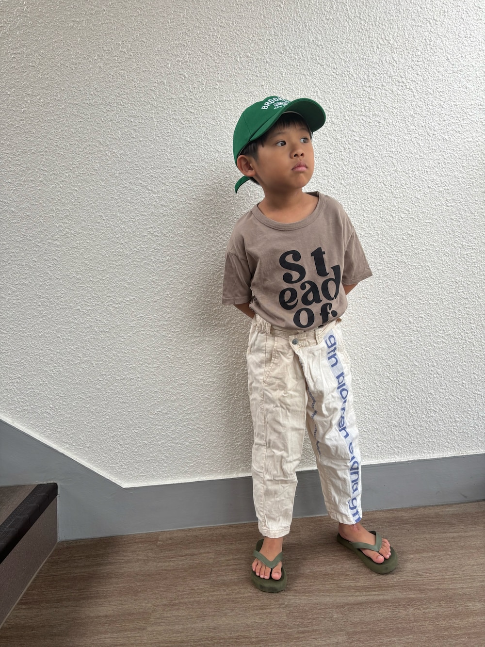 「男の子、6歳、小学生、夏ルックで気分アップ、夏だ！Tシャツ着よう！、夏コーデ、カジュアル、キャップ、Tシャツ、ニュアンスカラー、白パンツ、サンダル、ビーチサンダル」｜「jeans-bのアイテム（Tシャツ/カットソー、ベージュ系）」を使った、P×Kさん（キッズ・110cm）の夏コーディネートの1枚目の写真