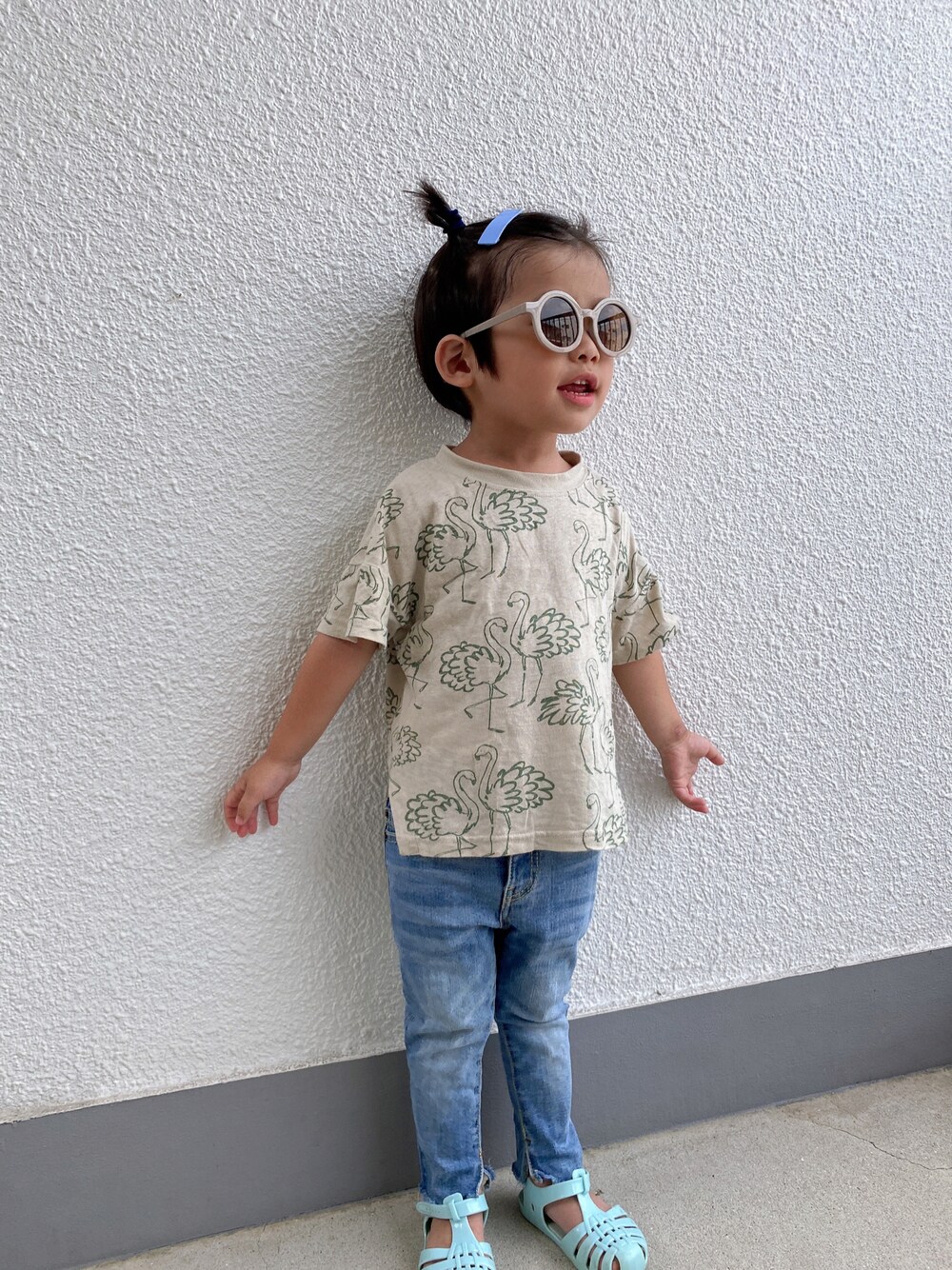 「男の子、3歳、サングラス、ヘアアレンジ、Tシャツ、柄、アニマル柄、デニム、きりっぱなしデニム、サンダル」｜「MAKE YOUR DAYのフラミンゴ総柄Tシャツ■80～140cm（Tシャツ/カットソー、グリーン系）」を使った、P×Kさん（キッズ・90cm）の夏コーディネートの1枚目の写真