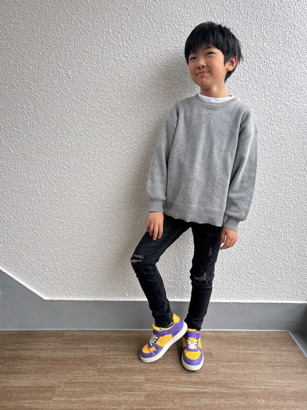 「男の子、小学生、休日スタイル、休日、シンプル、シンプルコーデ、スウエット、ハイネック、チラ見せ、スキニーデニム、カラースニーカー、ciaopanicTYPY、LOWRYS FARM、PUMA」｜「CIAOPANIC TYPYの□【KIDS】OSOROスウェットライクニット（ニット/セーター、グレー系）」を使った、P×Kさん（キッズ・128cm）の春コーディネートの1枚目の写真