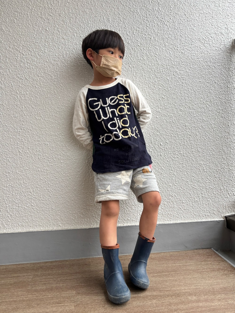 「男の子、6歳、小学生、通院スタイル、雨の日コーデ、雨の日、カジュアル、アメカジ、ラグランTシャツ、スウエットパンツ、ショートパンツ、レインブーツ」｜「GO TO HOLLYWOODのアイテム（Tシャツ/カットソー、ブルー系）」を使った、P×Kさん（キッズ・110cm）の春コーディネートの1枚目の写真