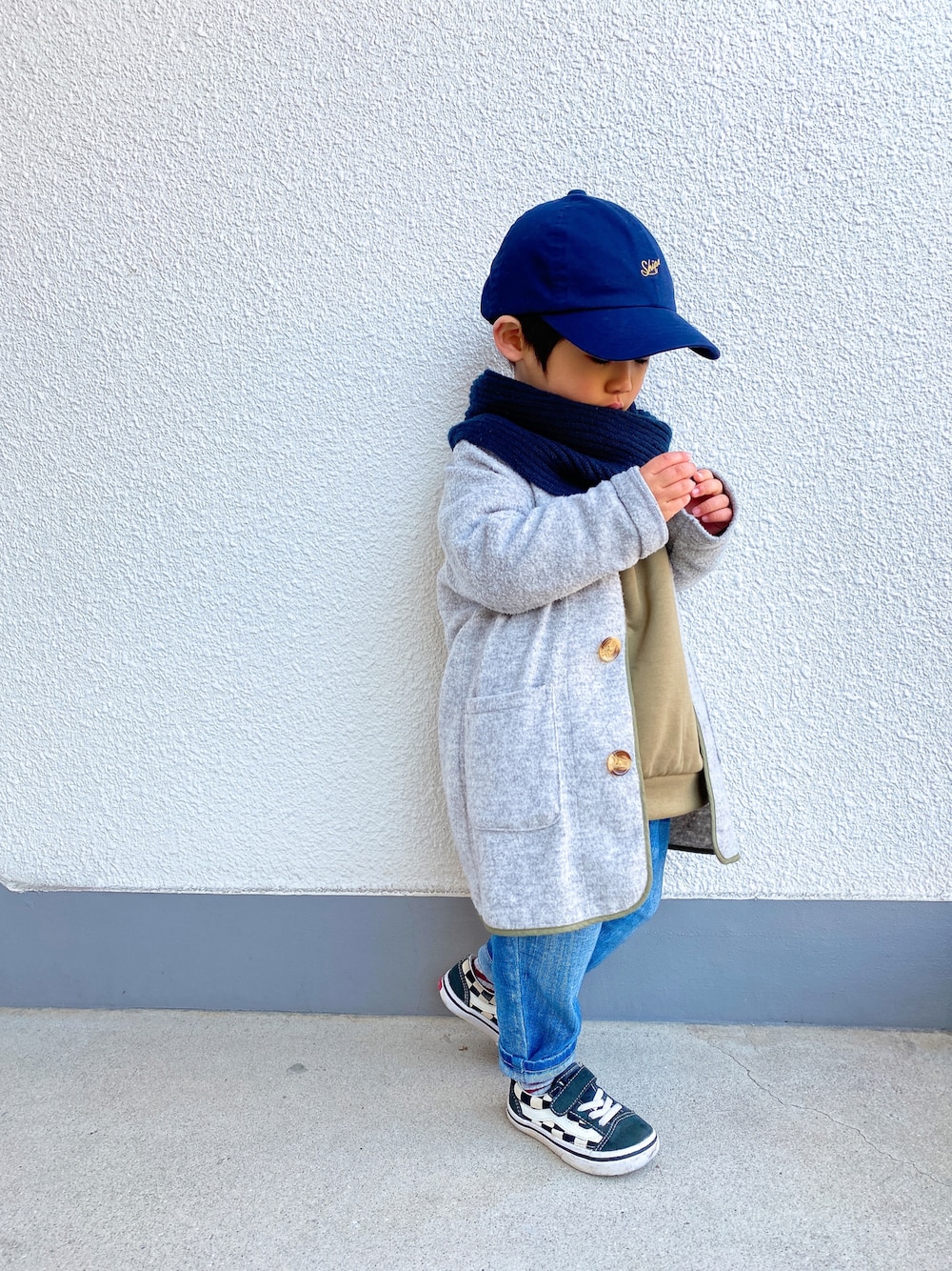 「男の子、3歳、冬コーデ、キャップ、スヌード、ロングカーディガン、スウエット、デニム、デニムパンツ、スニーカー、VANS」｜「SHIPSのSHIPS KIDS:ベビー ワンポイント ロゴ キャップ（キャップ、ブルー系）」を使った、P×Kさん（キッズ・90cm）の冬コーディネートの1枚目の写真