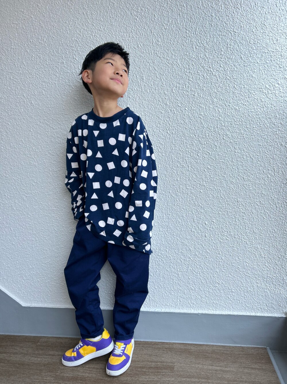 「男の子、小学生、春コーデ、ワントーンコーデ、ネイビーコーデ、柄Tシャツ、シェフパンツ、カラースニーカー、arkakama、GU、PUMA」｜「arkakamaのアイテム（Tシャツ/カットソー、ブルー系）」を使った、P×Kさん（キッズ・128cm）の春コーディネートの1枚目の写真