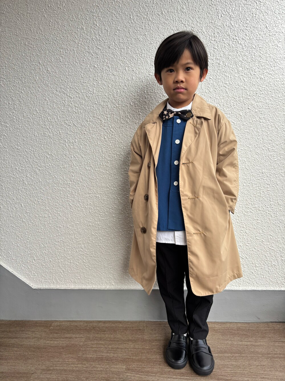 「男の子、6歳、幼稚園、幼稚園コーデ、卒園式コーデ、春めき満開コーデ、春コーデ、スプリングコート、ステンカラーコート、バンドカラーシャツ、蝶ネクタイ、スラックス、ローファー」｜「GO TO HOLLYWOODのポリエステルマルチ コート（ステンカラーコート、ベージュ系）」を使った、P×Kさん（キッズ・110cm）の春コーディネートの1枚目の写真