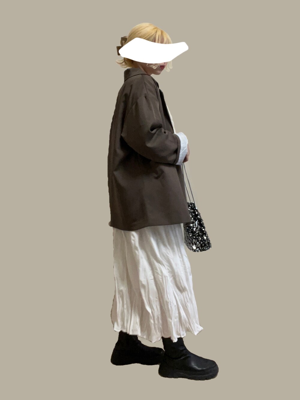 「ジャケット、ロングスカート、ブーツ、スパンコール、春服コーデ、巾着バッグ、ワッシャースカート、きれいめカジュアル、キレイめ、シンプルスタイル、ハンドバッグ」｜「Ritzyのオーバーサイズダブルテーラードジャケット（テーラードジャケット、ブラウン系）」を使った、nnさん（レディース・156cm）の春コーディネートの1枚目の写真