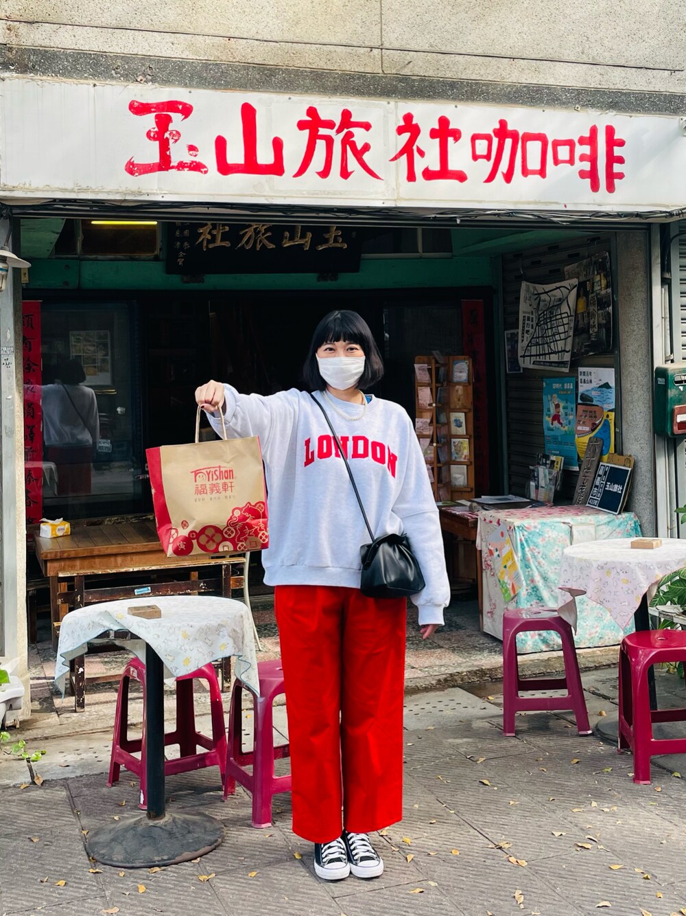 「CONVERSEのアイテム（スニーカー、ブラック系）」を使った、yifan3388さん（レディース・170cm）の春コーディネートの1枚目の写真