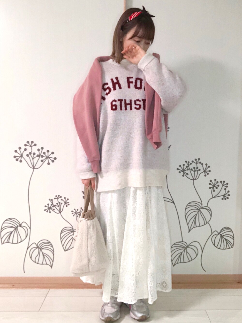「きれいめカジュアル、ピンク、ニット、レーススカート、スニーカー、スニーカー女子、ロゴニット、肩掛けカーデ、オトナガーリー」｜「FREAK'S STOREのビッグロゴニット（ニット/セーター、ホワイト系）」を使った、chiEさん（レディース・157cm）の冬コーディネートの1枚目の写真