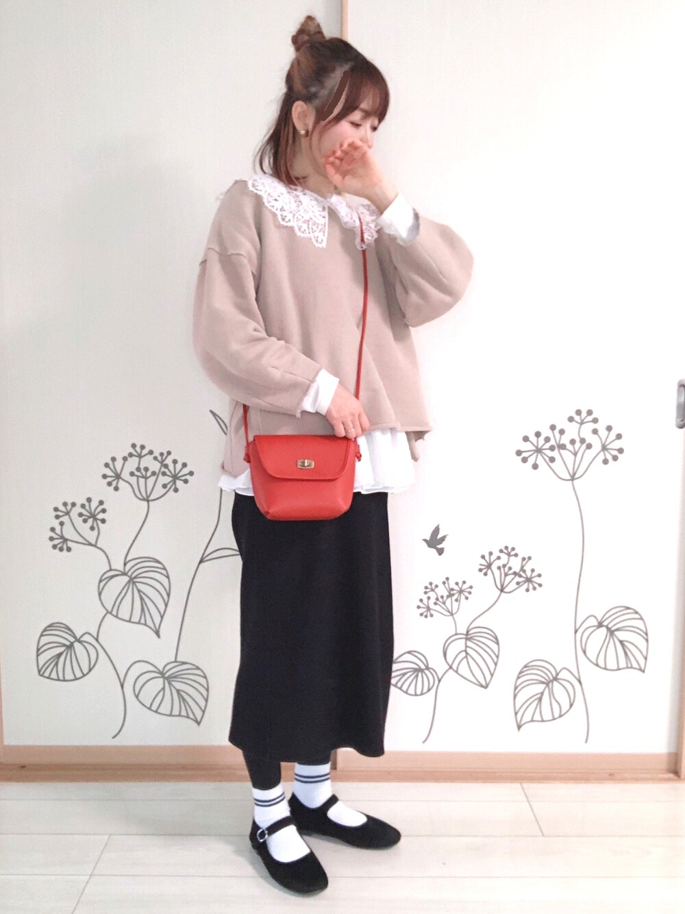 「オトナガーリー、オトナカジュアル、大人かわいい、春コーデ、つけ襟、ストラップシューズ、ペンシルスカート、スウェット」｜「OZOCの◆【洗える】ボリュームスリーブスウェット（スウェット、ベージュ系）」を使った、chiEさん（レディース・157cm）の冬コーディネートの1枚目の写真