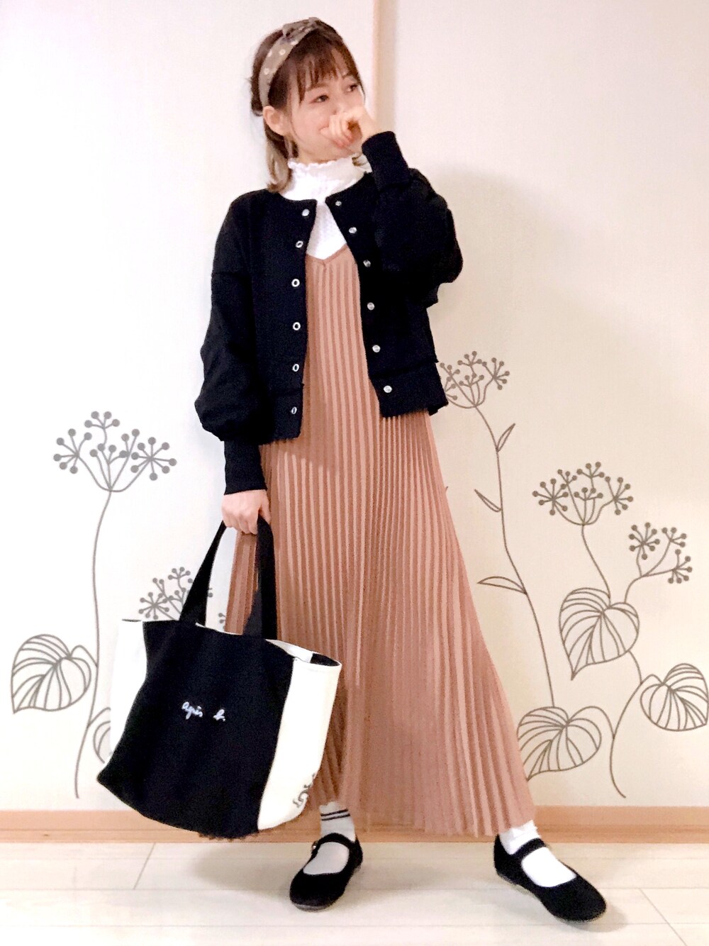 ブラウン系のワンピース、ブラック系のスウェット、ブラック系のトートバッグを着用したレディースの冬コーディネートの1枚目の写真