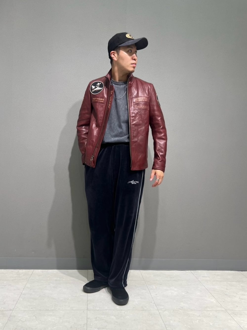 「スニーカー、レザー、レザージャケット、アメカジ、キャップ、AVIREX、ロンT、ラフ、ベロアパンツ、AVIREXBelle」｜「AVIREXのAVIREX/アヴィレックス　EX CORDUROY LAW CAP（キャップ、ブラック系）」を使った、アライマンさん（メンズ・180cm）の秋コーディネートの1枚目の写真