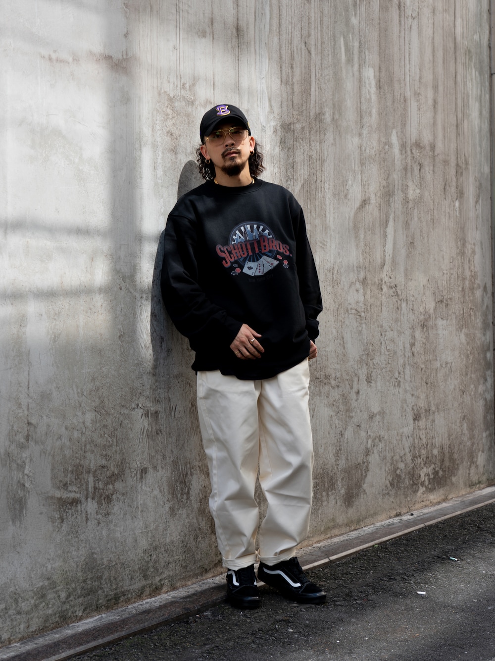 「休日コーデ、ゆるコーデ、秋冬コーデ、メンズファッション、ワイドパンツ、メンズコーデ、レイヤードスタイル、ストリートコーデ、adidasフェス2022、白パンツ、スウェット、トレーナー、ストリート、ストリートMIX、NEW ERA」｜「NEW ERAのSchott×NEWERA/ショット×ニューエラ/9THIRTY TYPE 'SB'/SBキャップ（キャップ、ブラック系）」を使った、Tomoya  Miuraさん（メンズ・170cm）の秋コーディネートの1枚目の写真