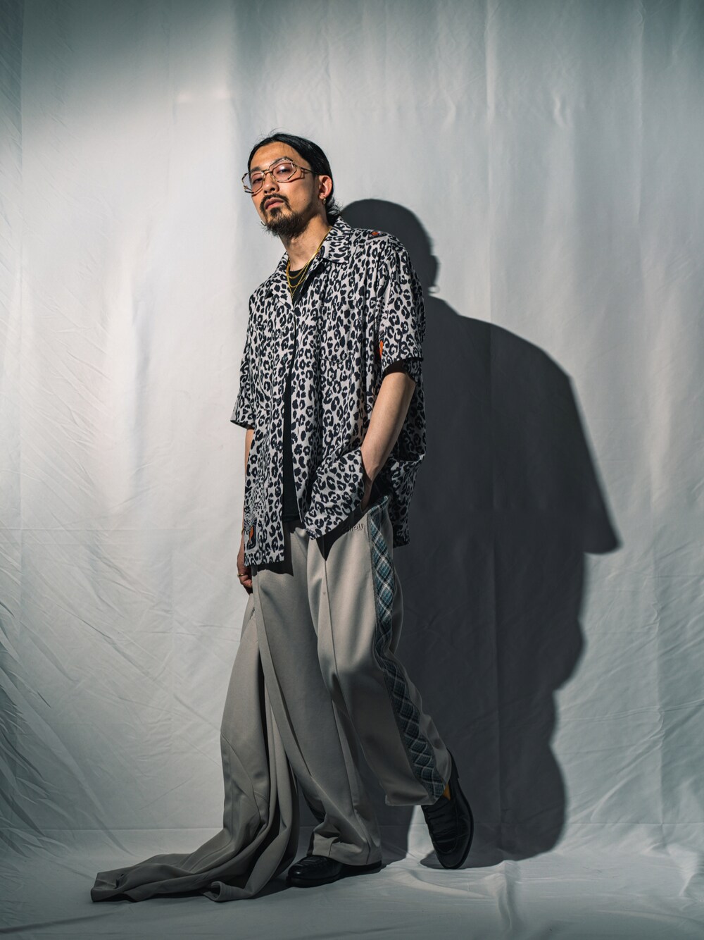 「柄シャツ、初夏コーデ、大人コーデ、休日スタイル、メンズコーデ、シンプルスタイル、ゆるコーデ、ootd、シャツコーデ、春夏コーデ、半袖シャツ、ストリートMIX、ビッグシルエット、レオパード、革靴」｜「schottのSchott/ショット/TAPING JERSEY TRACK PANTS/テーピング ジャージ トラックパンツ（その他パンツ、シルバー系）」を使った、Tomoya  Miuraさん（メンズ・170cm）の春コーディネートの1枚目の写真