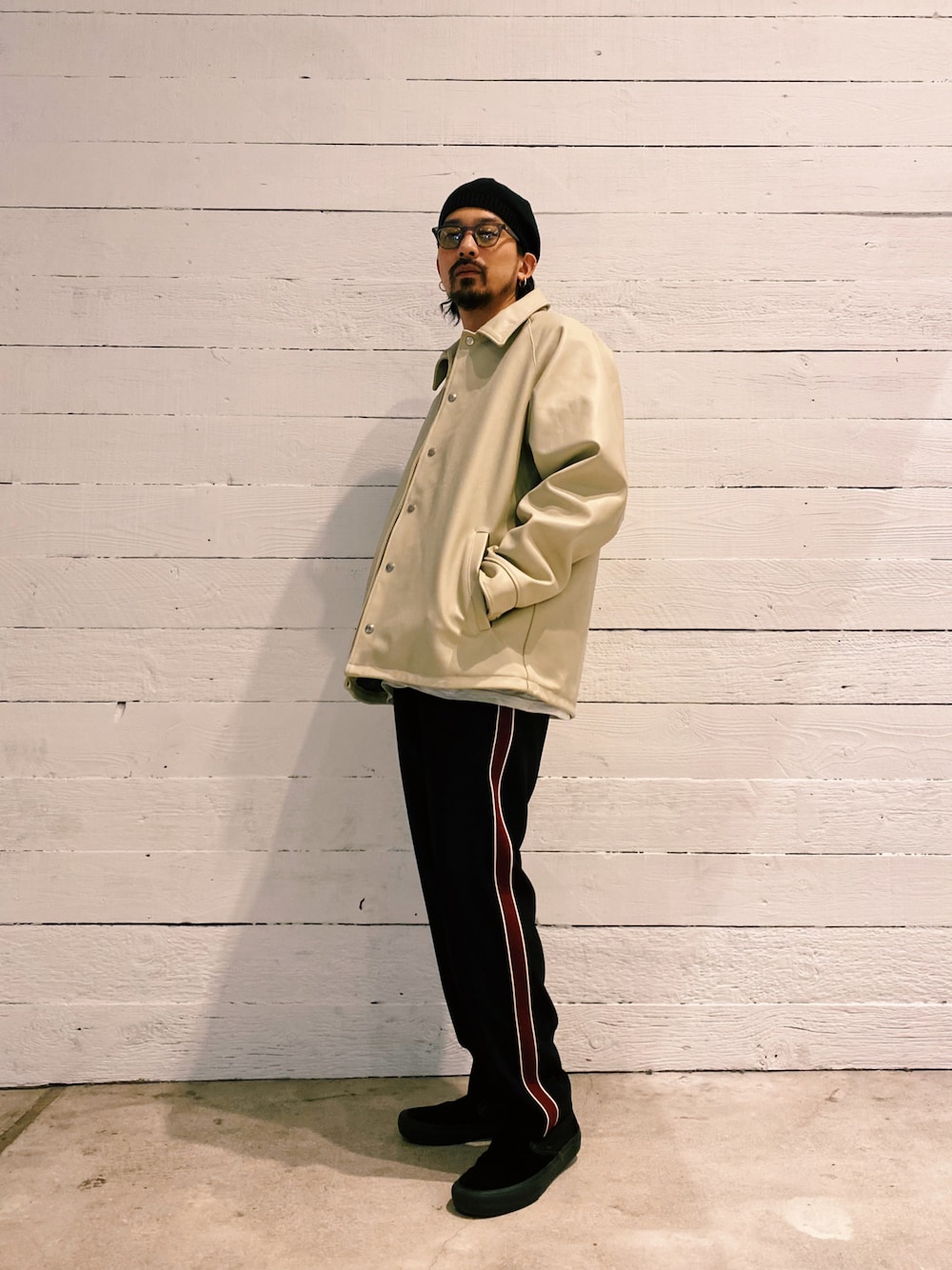 ホワイト系のジャケット/アウター、ブラック系のシューズ、その他のその他を着用したメンズの冬コーディネートの1枚目の写真