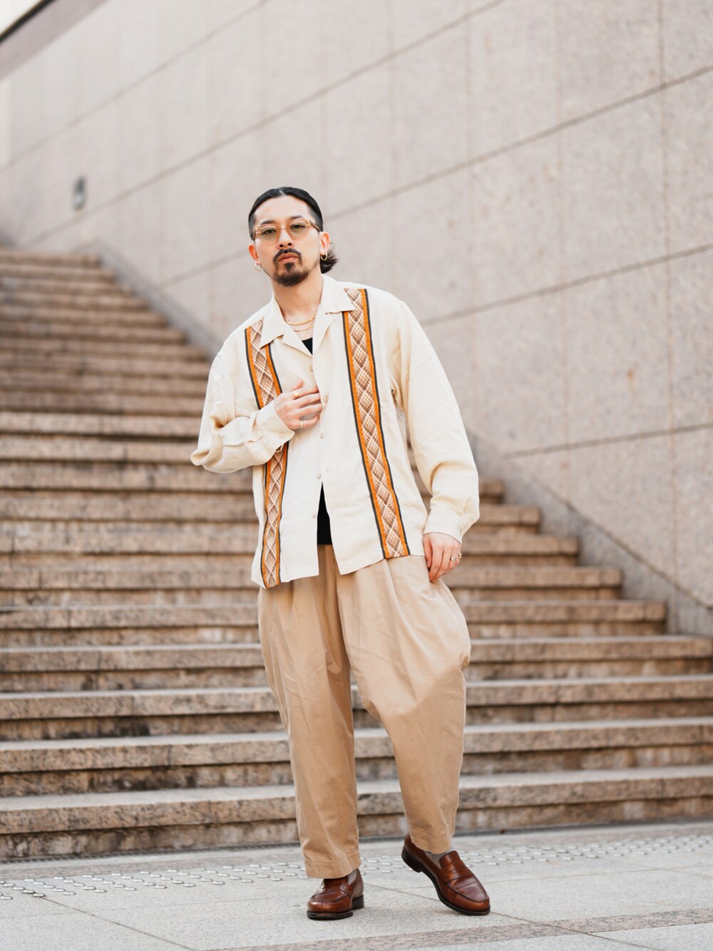 「春服みてみて、メガネ男子、シャツスタイル、おしゃれさんと繋がりたい」｜「schottのSchott/ショット/LINE 2TONE LS SHIRT/ライン 2トーン シャツ（シャツ/ブラウス、ホワイト系）」を使った、Tomoya  Miuraさん（メンズ・170cm）の春コーディネートの1枚目の写真