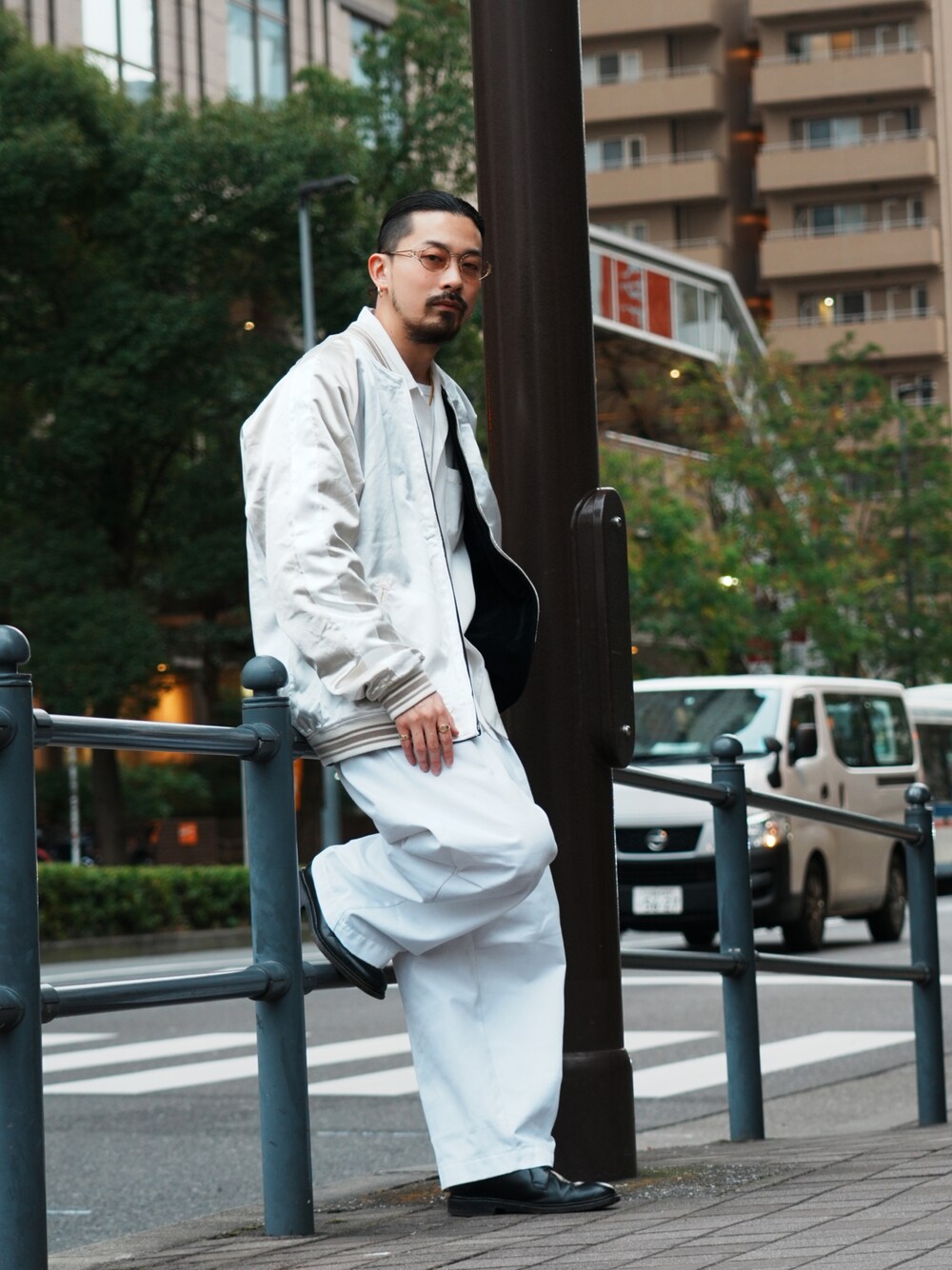 「シンプル、休日コーデ、秋冬コーデ、ワイドパンツ、ストリート、シンプルスタイル、革靴、ホワイトコーデ、ホワイトパンツ、ラクチンコーデ、リラックススタイル、ハンティングジャケット、ビッグシルエット、オールホワイト、スカジャン」｜「schottのSchott(ショット) REVERSIBLE SOUVENIR JACKET/リバーシブル　スーベニアジャケット（その他アウター、ブラック系）」を使った、Tomoya  Miuraさん（メンズ・170cm）の冬コーディネートの1枚目の写真