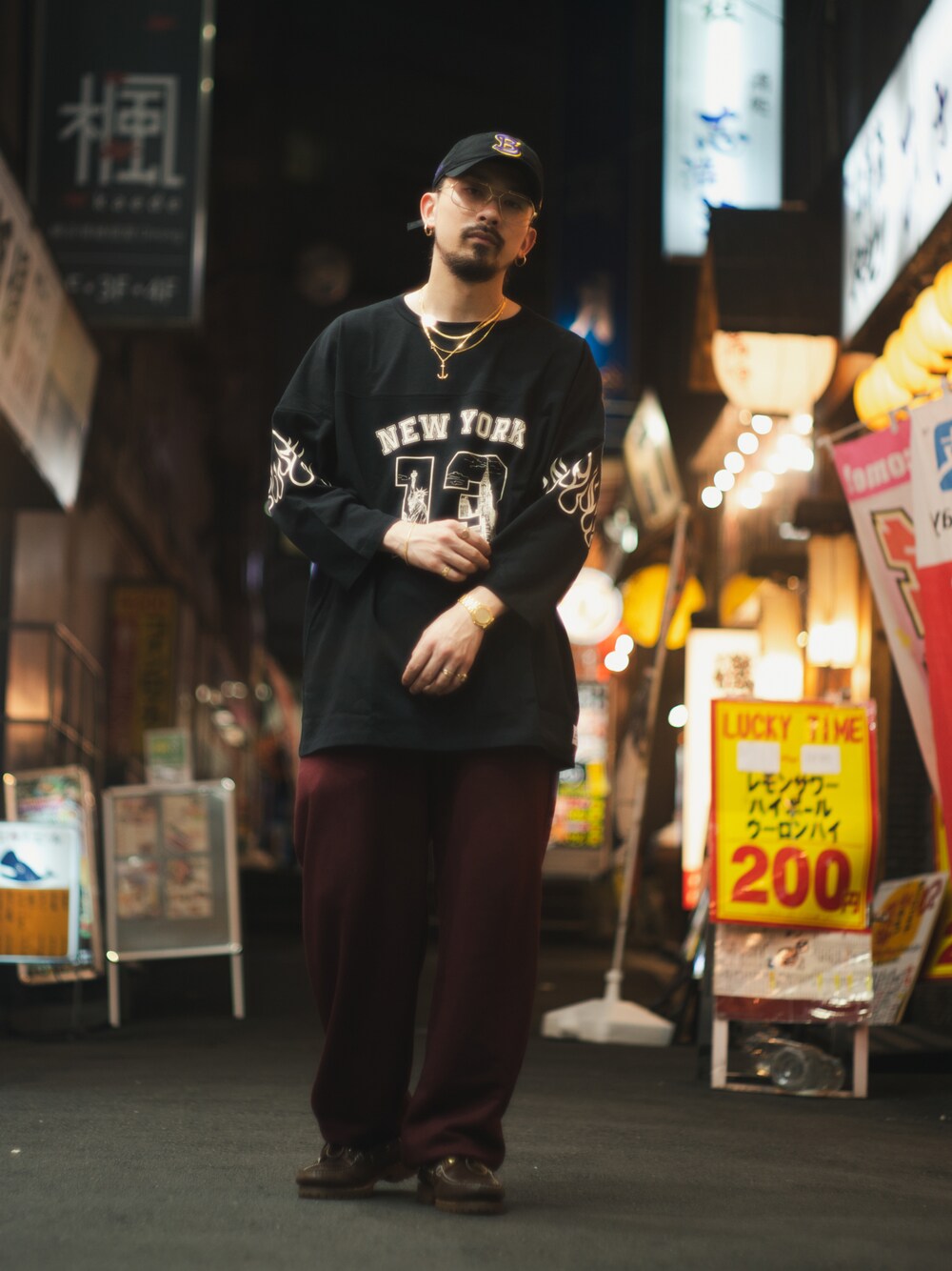 「休日コーデ、秋冬コーデ、ゆるコーデ、おしゃれさんと繋がりたい、メンズファッション、大人コーデ、ワイドパンツ、アメカジコーデ、スウェットパンツ、ストリート、ビッグシルエット、ワイドシルエット、ストリートコーデ、スニーカー、NEW ERA」｜「NEW ERAのSchott×NEWERA/ショット×ニューエラ/9THIRTY TYPE 'SB'/SBキャップ（キャップ、ブラック系）」を使った、Tomoya  Miuraさん（メンズ・170cm）の秋コーディネートの1枚目の写真