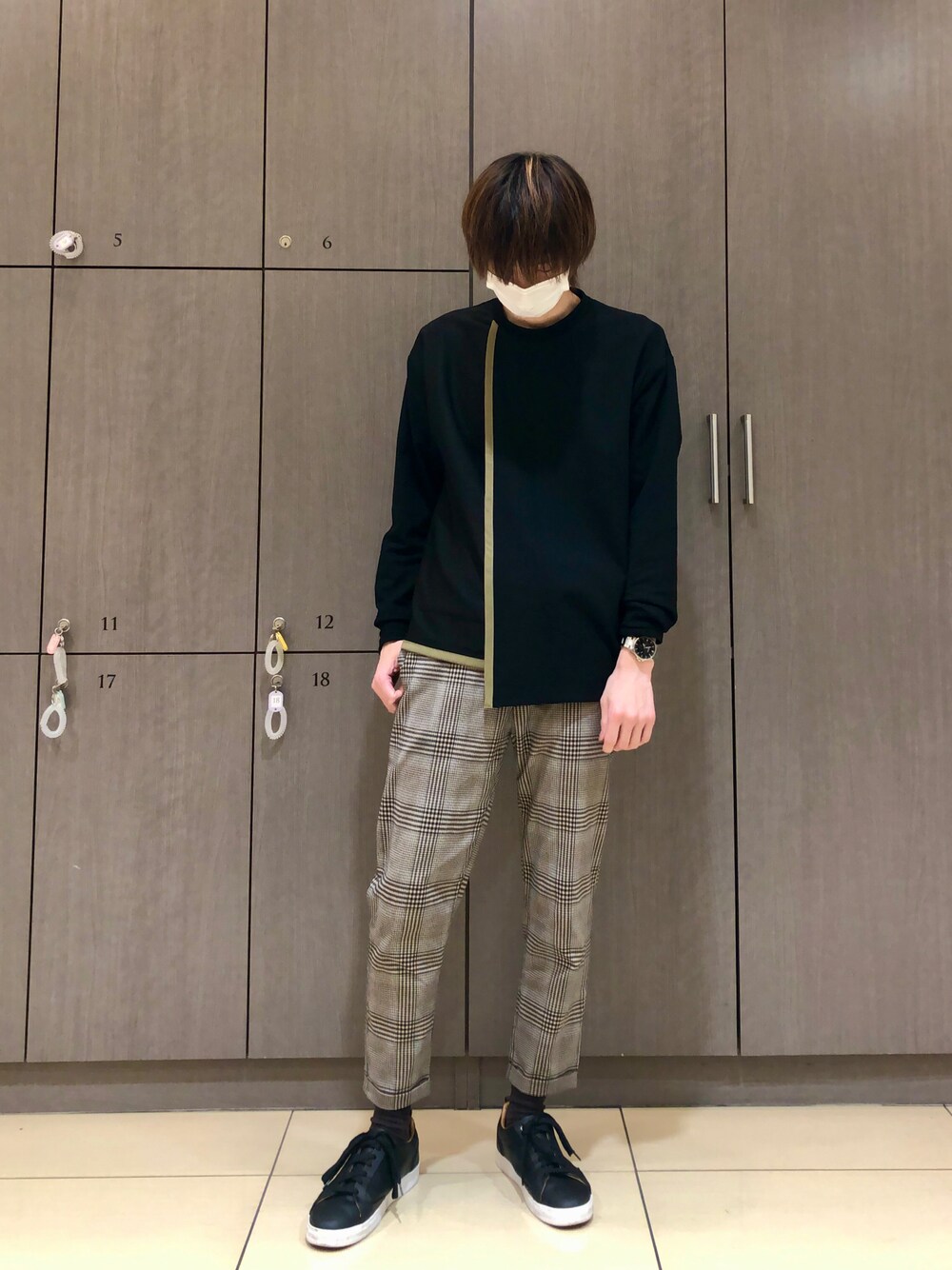 「春服、メンズコーデ、お洒落さんとつながりたい、シンプルコーデ、スニーカー、ブラック、大人コーデ」｜「ZARAのアイテム（パンツ、その他）」を使った、タッキーさん（メンズ・175cm）の春コーディネートの1枚目の写真