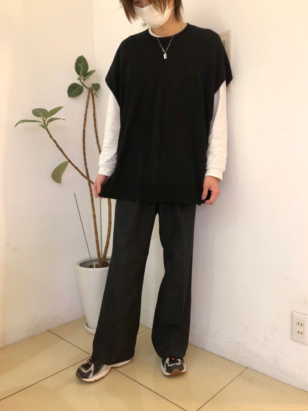 「秋コーデ、大人カジュアル、おしゃれさんと繋がりたい、キレイめ、シンプル、ビックシルエット、モノトーン」｜「HAREのワイドフレアパンツ(HARE)（スラックス、ブラック系）」を使った、タッキーさん（メンズ・175cm）の秋コーディネートの1枚目の写真