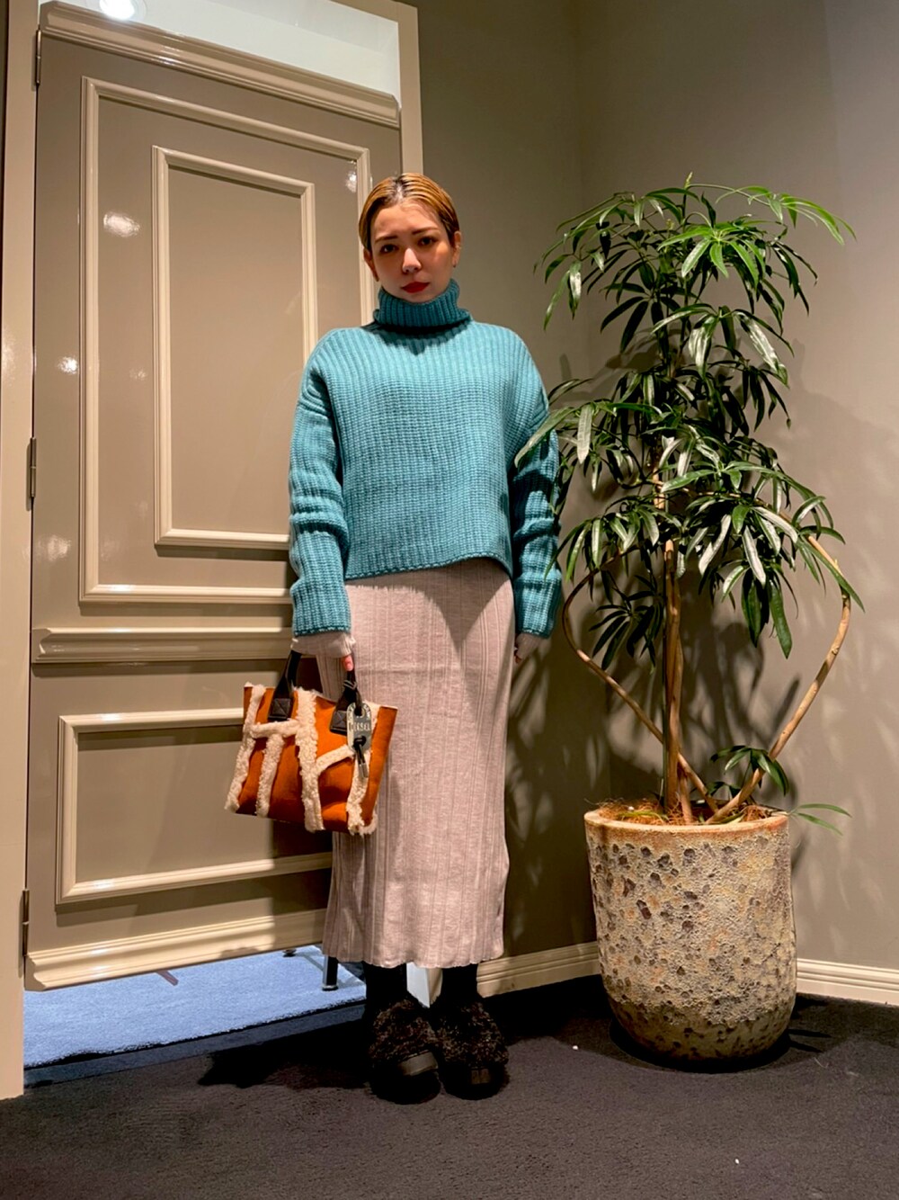 「DIESEL、DIESEL HARAJUKU」｜「DIESELのレディース サステナブル ニット タートルネック オーバーサイズ ルーズフィット セーター（ニット/セーター、ブルー系）」を使った、FUKUさん（レディース・162cm）の秋コーディネートの1枚目の写真