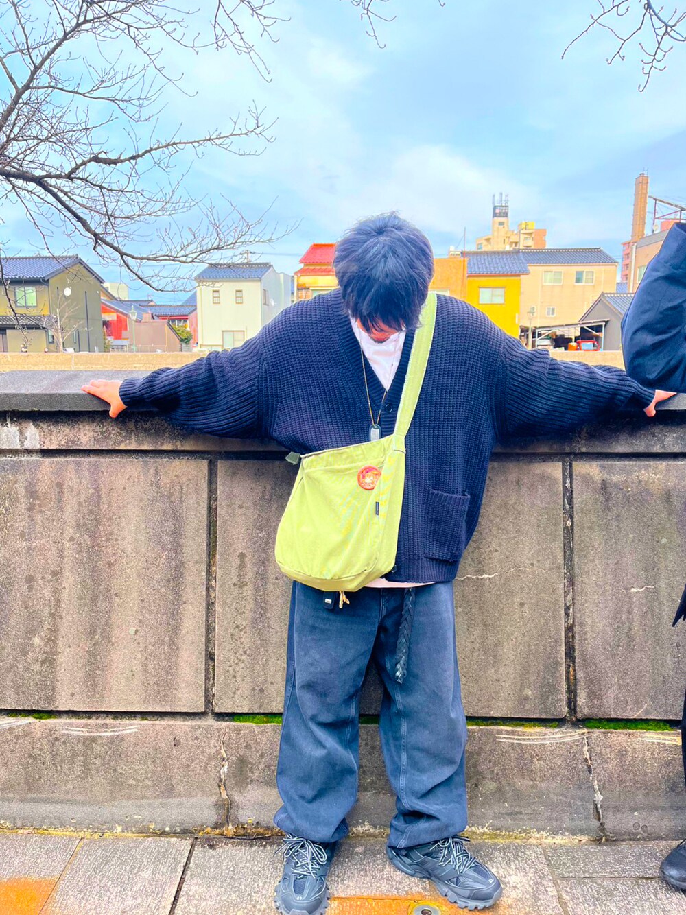 「春服コーデ、ワイドパンツ、ビッグシルエット、休日スタイル、デニムパンツ、カーゴパンツ」｜「GUのアイテム（カーディガン/ボレロ、ブラック系）」を使った、りゅうぞうさん（メンズ・171cm）の春コーディネートの1枚目の写真