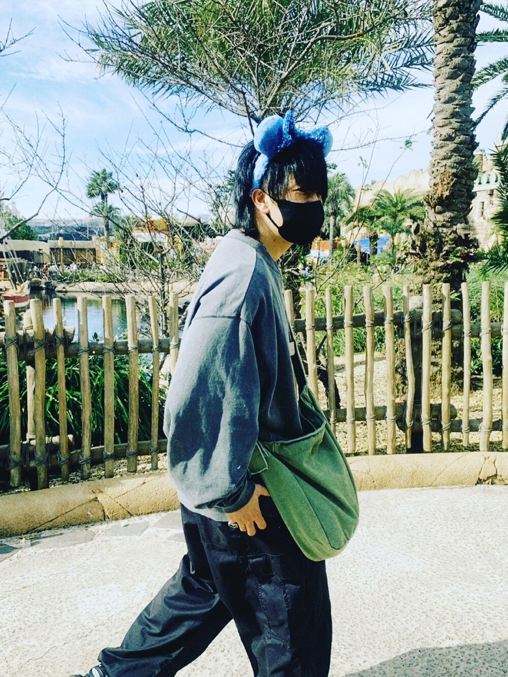 「秋服コーデ、休日コーデ、お洒落さんとつながりたい、ootd、ビックシルエット、ディズニー」｜「FREAK'S STOREのアイテム（スウェット、グレー系）」を使った、りゅうぞうさん（メンズ・172cm）の秋コーディネートの1枚目の写真