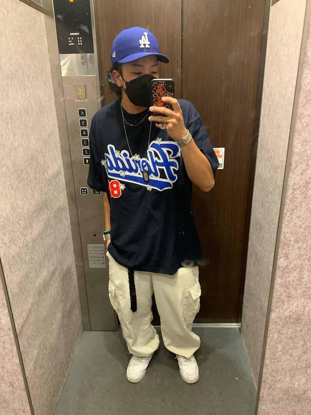 「オーバーサイズ、ootd、ストリート、スニーカー、ビッグシルエット、ストリートコーデ」｜「POLO RALPH LAURENのアイテム（カーゴパンツ、ホワイト系）」を使った、りゅうぞうさん（メンズ・172cm）の夏コーディネートの1枚目の写真
