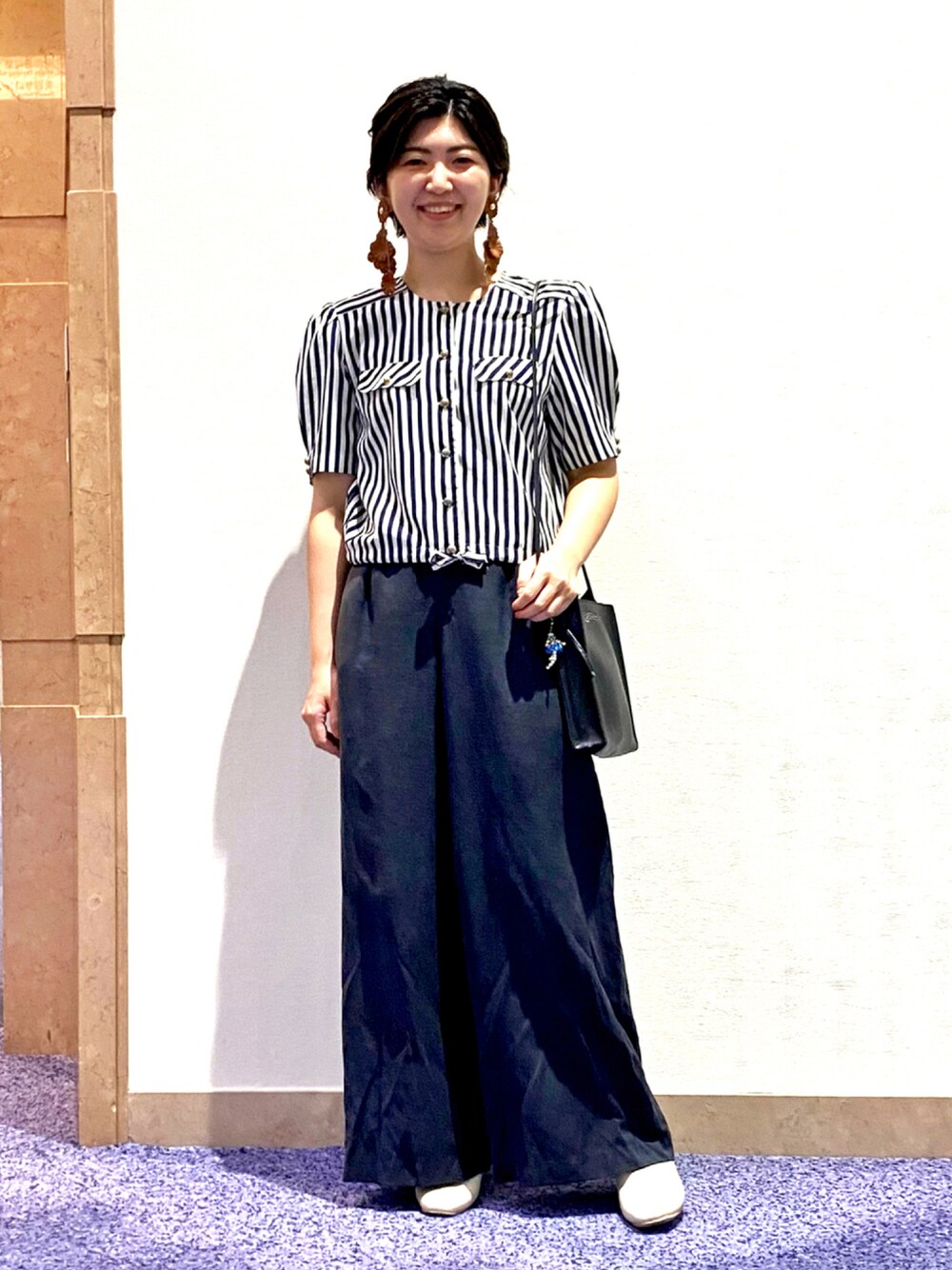 「ショルダーバッグ、秋のコーデ、ストライプ、ショートブーツ、大人カジュアル、大人コーデ、きれいめカジュアル、フレアパンツ、大ぶりアクセサリー、白ブーツ、パワショル、高身長女子、ボリューム袖、だから秋服が好き、スクエアバッグ」｜「おばあちゃんののアイテム（シャツ/ブラウス、ブルー系）」を使った、shino_wearさん（レディース・167cm）の秋コーディネートの1枚目の写真