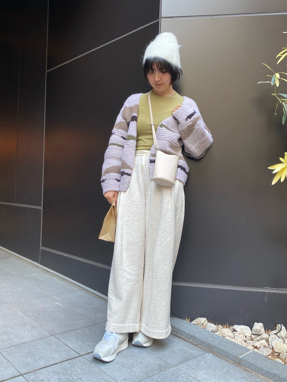 「私の推しブランド、ニット帽、ミリタリー、グリーン、スウェットパンツ、ミニバッグ、カーディガン、カモフラ、フレアパンツ、ホワイト、アースカラー、高身長女子、ゆるコーデ、手編み、オトナカジュアル」｜「fukuuのとろけちゃう肌触りハイネックインナートップス（その他トップス、グリーン系）」を使った、shino_wearさん（レディース・167cm）の冬コーディネートの1枚目の写真