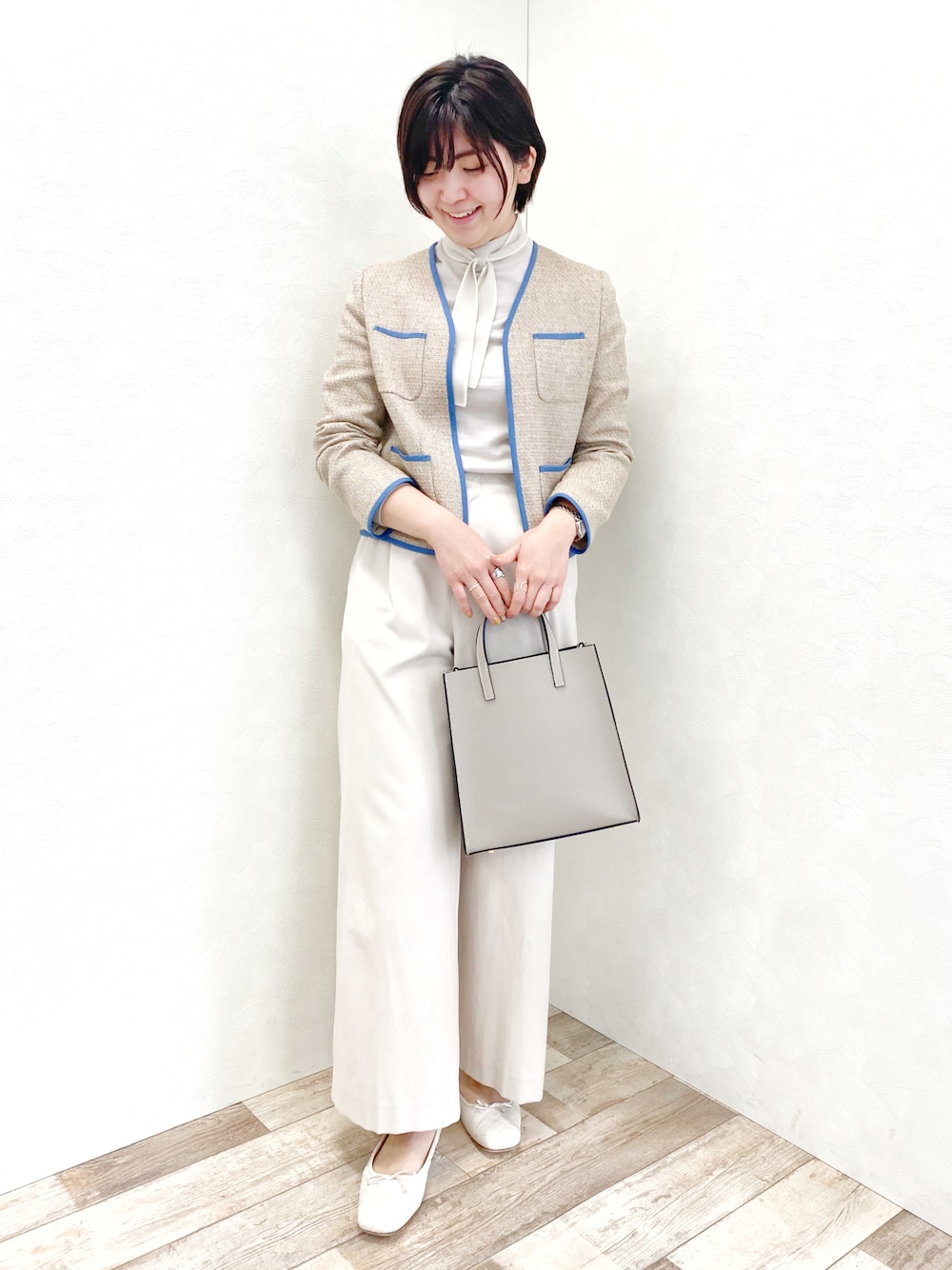 「セレモニー、結婚式、ハレ、淡色コーデ、バレエシューズ、スクエアトゥ、スクエアバッグ、ジャケット、ベージュコーデ、ホワイト、春めきシューズ、ポケット、きれいめカジュアル、差し色、ツイード」｜「TRUE NAVYのプランタンツィード 4パッチポケット ノーカラージャケット（ノーカラージャケット、ベージュ系）」を使った、shino_wearさん（レディース・167cm）の春コーディネートの1枚目の写真