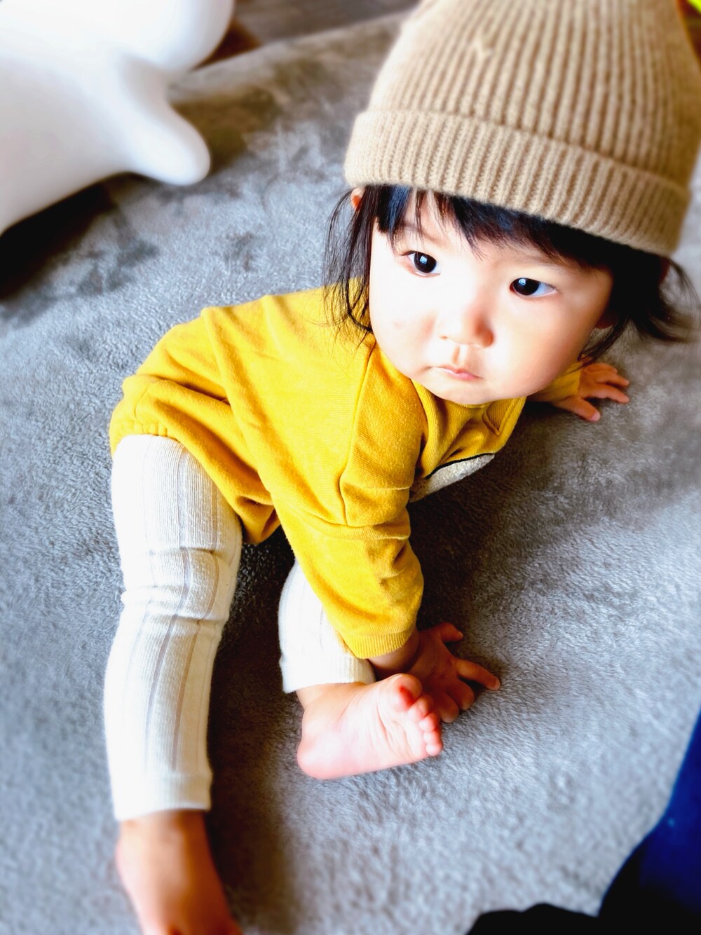 「プチプラ、バースデイ、ニット帽」｜「Birthdayのアイテム（Tシャツ/カットソー、イエロー系）」を使った、にこさん（キッズ・80cm）の秋コーディネートの1枚目の写真