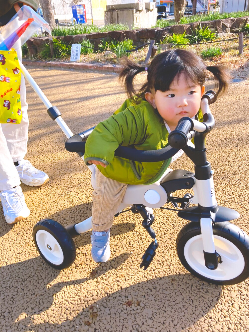「シンプルコーデ、公園スタイル、ノーカラージャケット、プチプラコーデ」｜「西松屋のアイテム（ジャケット/アウター、グリーン系）」を使った、にこさん（キッズ・80cm）の冬コーディネートの1枚目の写真