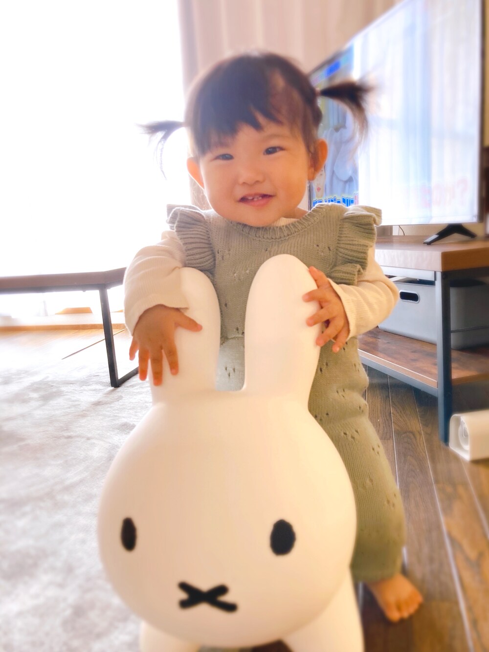 「サロペット、キッズファッション、女の子コーデ」｜「Birthdayのアイテム（サロペット/オーバーオール、グリーン系）」を使った、にこさん（キッズ・80cm）の秋コーディネートの1枚目の写真