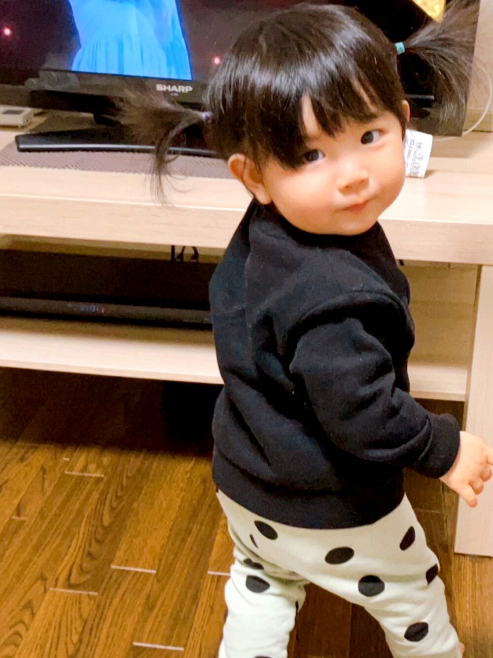 「水玉パンツ、プチプチコーデ、ツインテール、スウェット」｜「H&Mのアイテム（パンツ、その他）」を使った、にこさん（キッズ・80cm）の冬コーディネートの1枚目の写真