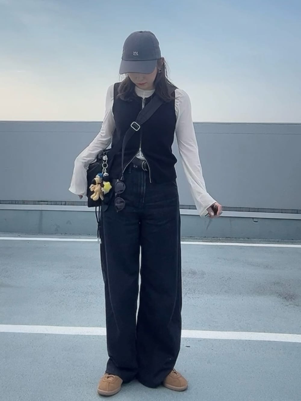 ブラック系のTシャツ/カットソー、ブラック系のベスト、ブラック系のデニムパンツを着用したレディースの夏コーディネートの1枚目の写真