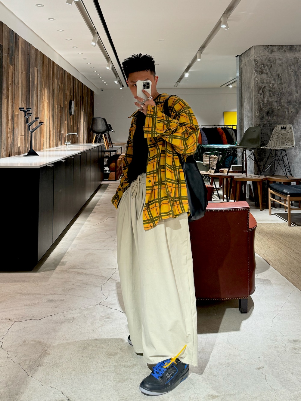 「off whiteのアイテム（ジャケット/アウター、イエロー系）」を使った、CMPさん（メンズ・174cm）の夏コーディネートの1枚目の写真
