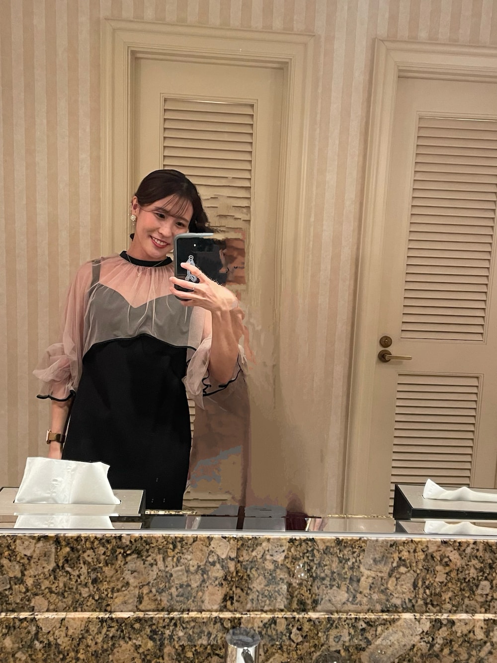 「お洒落さんとつながりたい、オケージョン、オケージョンスタイル、結婚式、パーティースタイル、結婚式コーデ、お呼ばれスタイル」｜「AmeriのMANY WAY AIRY VEIL DRESS（ワンピース、ブラック系）」を使った、Erikaさん（レディース・160cm）の春コーディネートの1枚目の写真