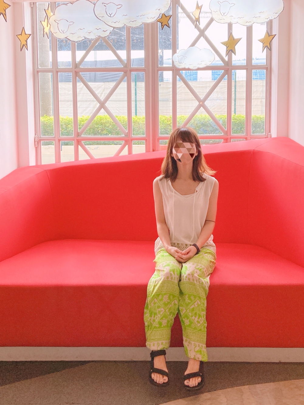 「summer style、travel」｜「Tevaのアイテム（サンダル、ブラック系）」を使った、Katieさん（レディース・159cm）の春コーディネートの1枚目の写真