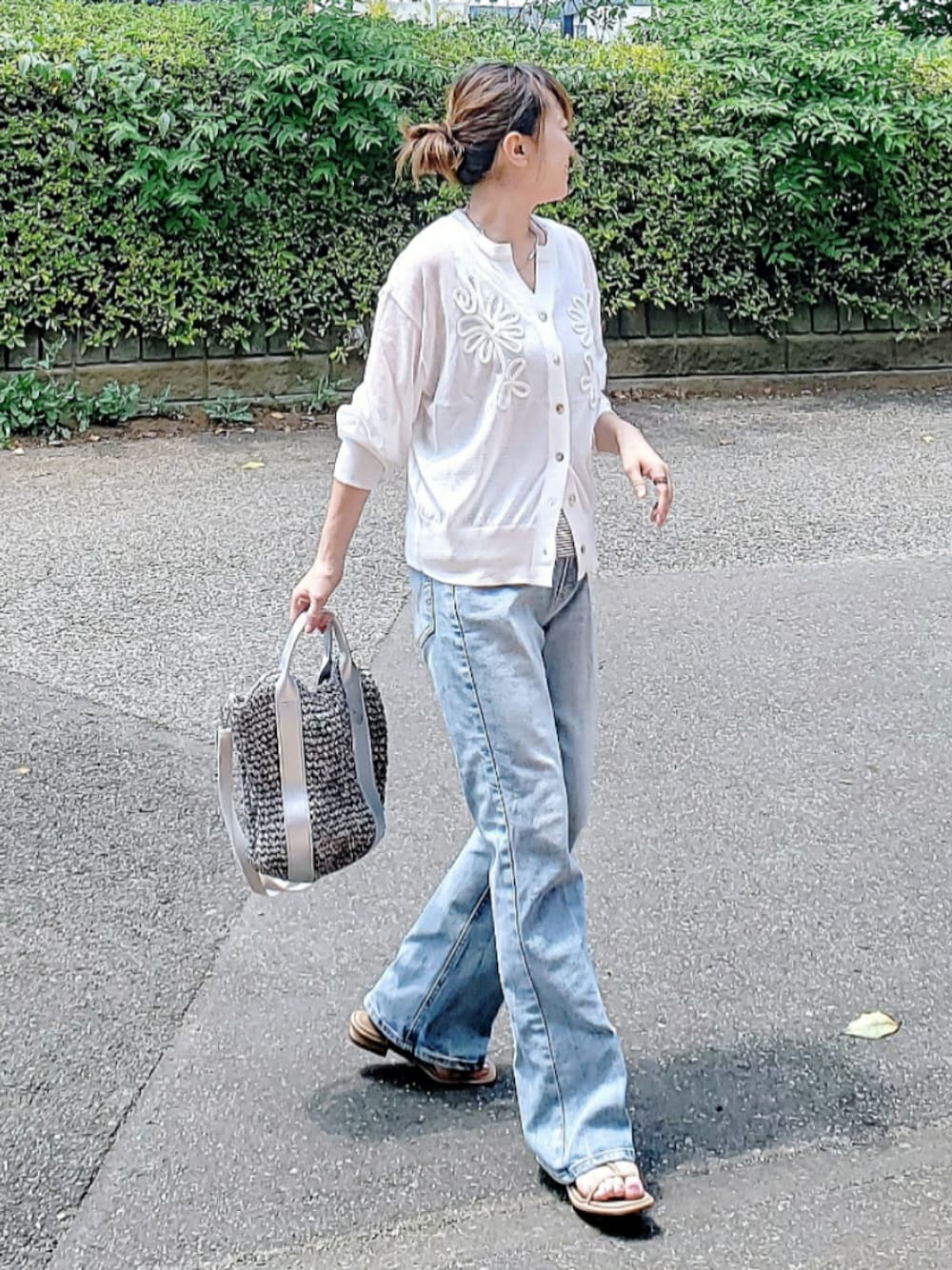 ホワイト系のカーディガン/ボレロ、ブルー系のデニムパンツ、グレー系のショルダーバッグを着用したレディースの夏コーディネートの1枚目の写真