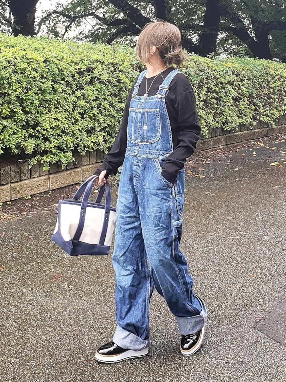 「Lee、LEE、leejapan、overall、オーバーオール、オーバーオールデニム、ユニセックス、メンズライク、シンプル、ロンT、トートバッグ」｜「U.S. POLO ASSN.の【U.S. POLO ASSN.】 ユーエスポロアッスン キャンバス ロゴトートバッグS　US1862＊（トートバッグ、ホワイト系）」を使った、&りっちさん（レディース・154cm）の秋コーディネートの1枚目の写真