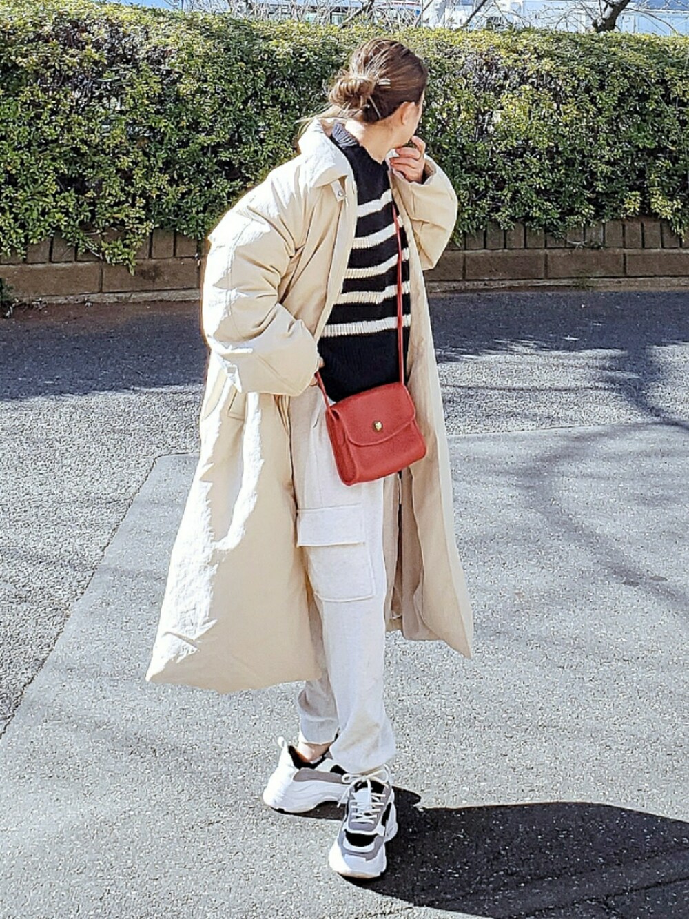 「冬コーデ、冬アウター、ダウン、ダウンコート、ボーダー、ニット、スウェットパンツ、カーゴパンツ、マリン、差し色、スニーカー、大人カジュアル、モノトーン」｜「Emma Taylorのステンカラーロングダウンコート（ダウンジャケット/コート、ベージュ系）」を使った、&りっちさん（レディース・154cm）の冬コーディネートの1枚目の写真