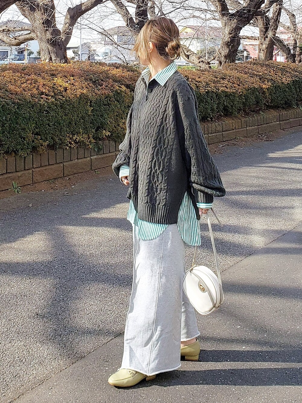 ホワイト系のシャツ/ブラウス、グリーン系のニット/セーター、グレー系のその他パンツを着用したレディースの冬コーディネートの1枚目の写真